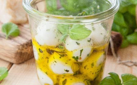 Mini mozzarella marynowana w ziołach i oliwie: przepis na pyszną przekąskę