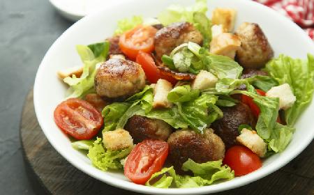 Bowl z pulpetami z menu beszamel