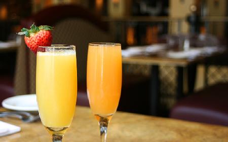 Mimosa (mimoza) koktajl - przepis na wiosennego drinka