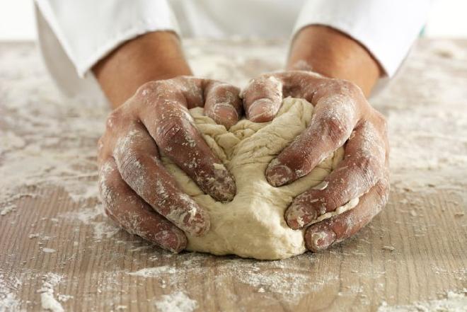 Jak zrobić ciasto na pizzę? Podajemy sprawdzony przepis