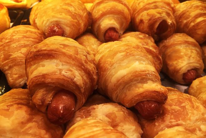 Mini hot dogi w cieście francuskim: przepis na szybką imprezową przekąskę