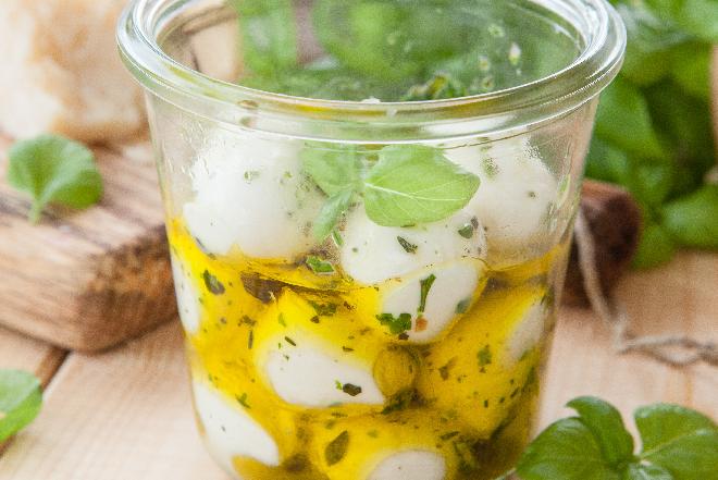 Mini mozzarella marynowana w ziołach i oliwie: przepis na pyszną przekąskę