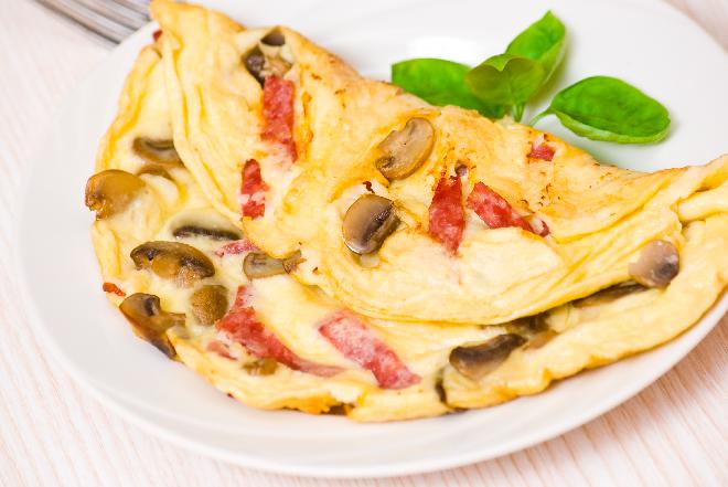 Omlet z salami i pieczarkami - pomysł na ciepłą kolację w kilka minut
