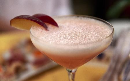 Drink bellini z rabarbarem – prosty przepis na wiosenny koktajl