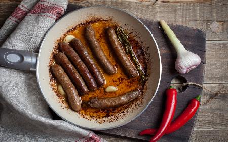 Wyśmienita biała kiełbasa gotowana w winie - proste danie w eleganckim wydaniu