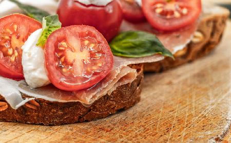 Kanapka z mozzarellą i szynką - smaczna i pożywna przekąska