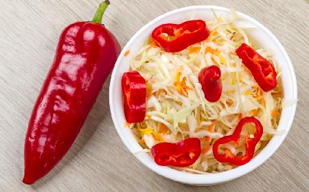 Surówka z kiszonej kapusty inna niż wszystkie: przepis na surówkę z papryką szpiczastą