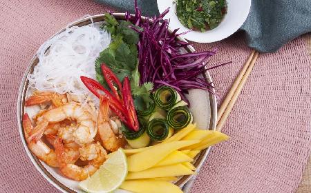 Poke bowl z makaronem vermicelli i krewetkami