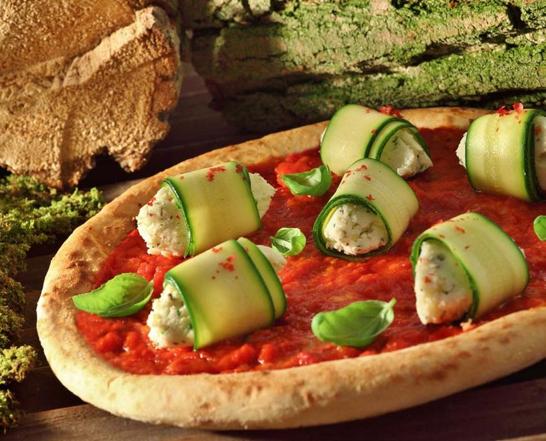 Pizza z cukinią, kozim serem i ziołami