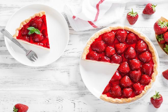 Lekka tarta z truskawkami: sprawdzony przepis na tartę truskawkową