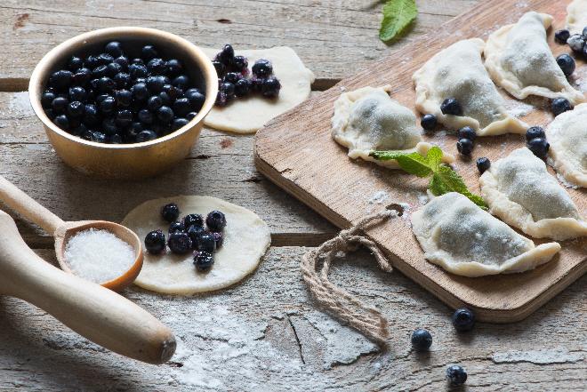 Naprostsze pierogi z jagodami - pyszne danie na obiad lub podwieczorek