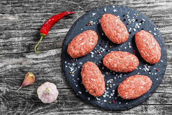 Kotlety mielone z piekarnika: przepis na pieczone kotlety wieprzowe