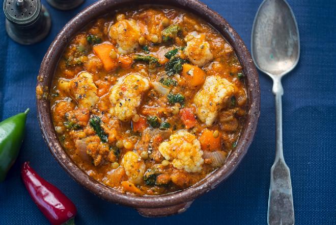 Potrawka z soczewicy i kalafiora: przepis na warzywny gulasz w stylu curry