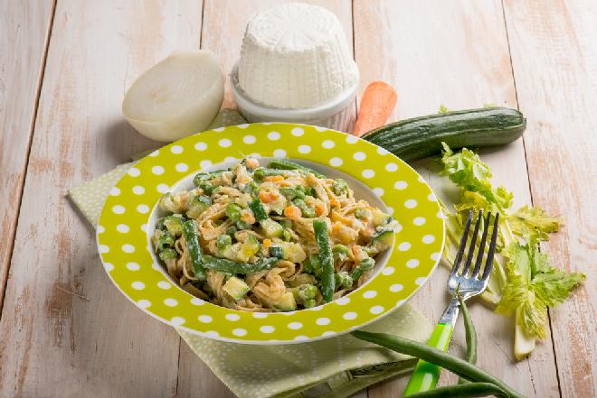 Makaronowe wstążki z cukinią, fasolką, marchewką i serem ricotta