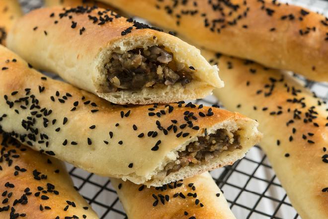 Pierogi po szwedzku - paluszki drożdzowe wypełnione farszem pieczarkowym