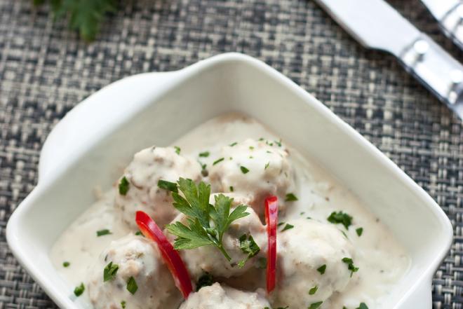 Smakowite pulpety z paluszków surimi podawane z kaszą manną