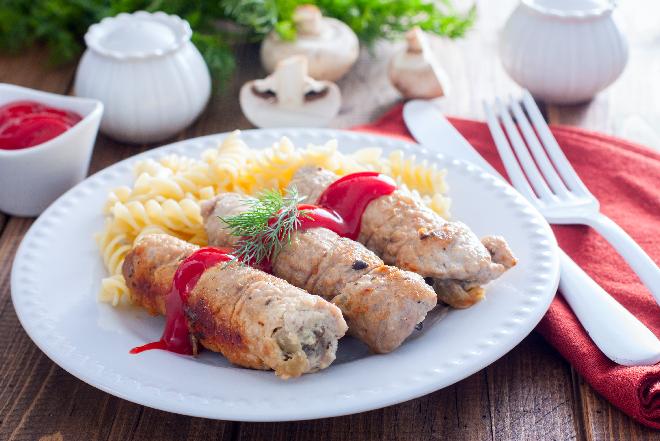 Roladki z szynki wieprzowej nadziewane grzybami: lepszych zrazów zawijanych nie jedliście!