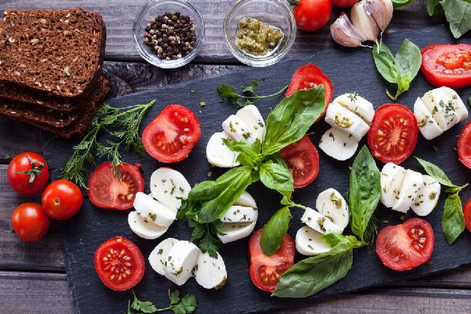 Sałatka caprese: przepis na karnawałową przekąskę w stylu włoskim