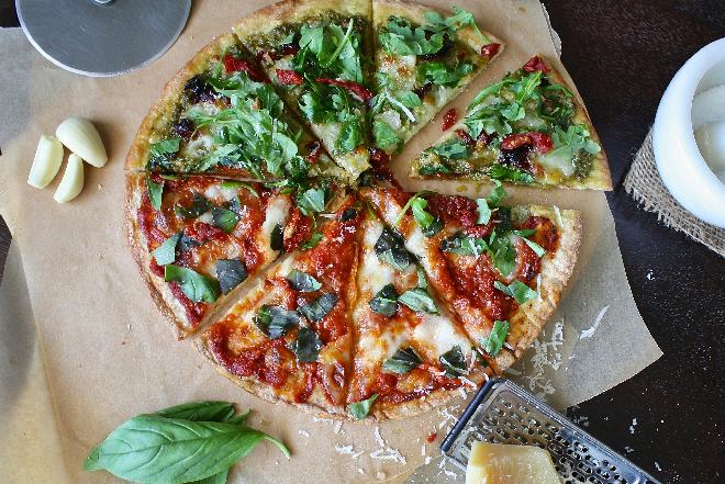 Przepis na pizzę z oliwkami, pomidorami i rukolą